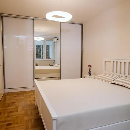 Bright, Newly Renovated Near Danube River شقة بلغراد